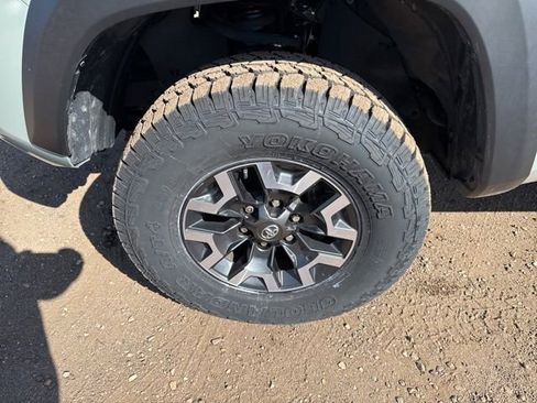 Used 2022 Toyota Tacoma TRD Off-Road AWD/4WD image 10