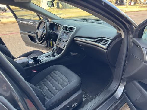 Used 2016 Ford Fusion SE image 16