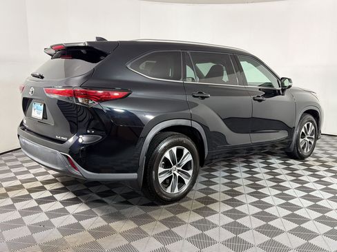 Used 2021 Toyota Highlander XLE AWD/4WD image 7