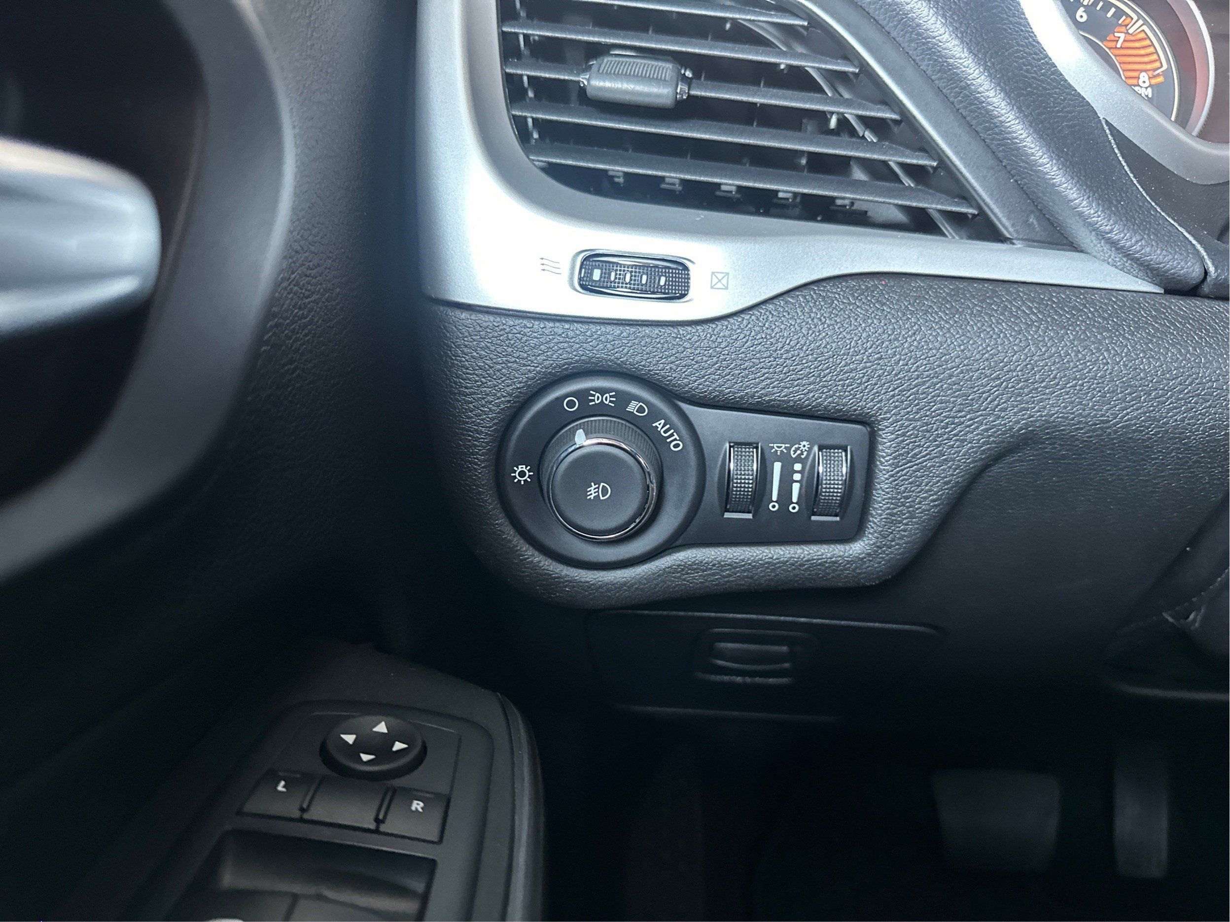 Used 2017 Jeep Cherokee Trailhawk AWD/4WD image 19