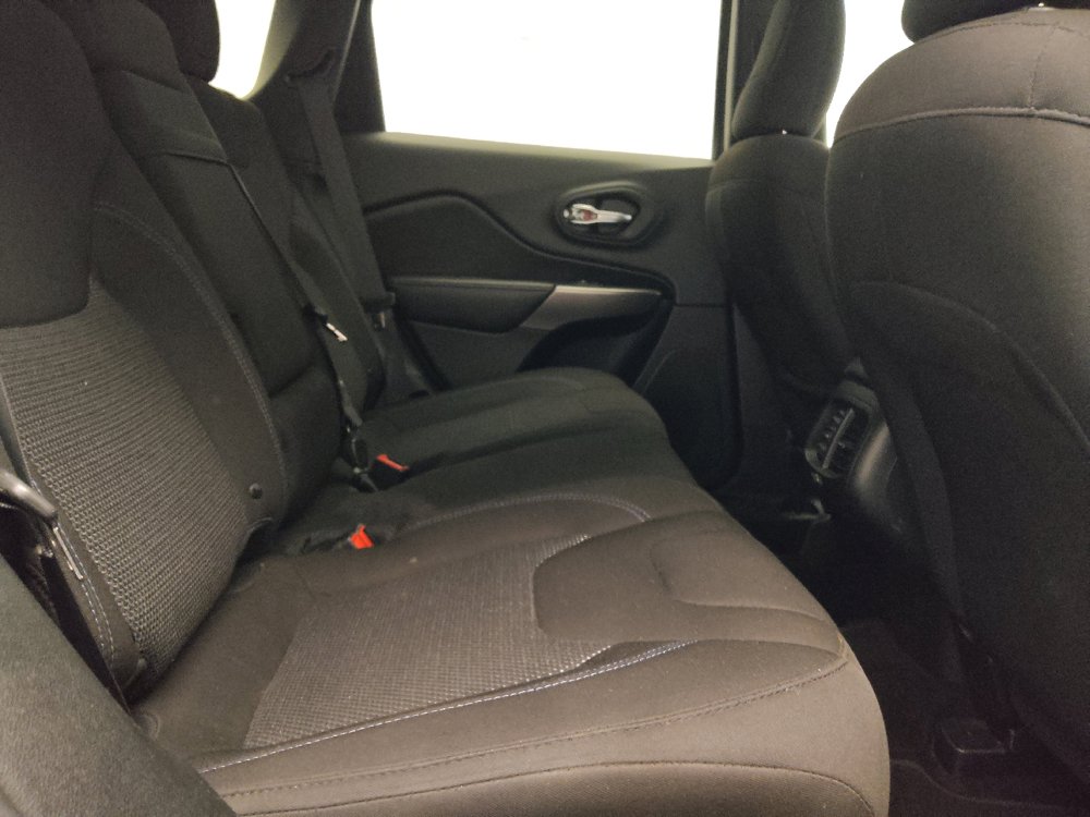Used 2019 Jeep Cherokee Latitude w/ Popular Appearance Group FWD image 19