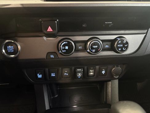 Used 2018 Toyota Tacoma TRD Off-Road w/ Technology Package image 22