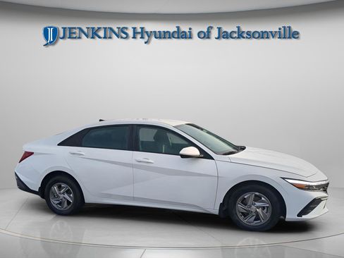 New 2025 Hyundai Elantra SE image 6