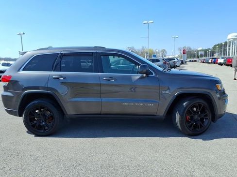 Used 2018 Jeep Grand Cherokee Laredo image 2