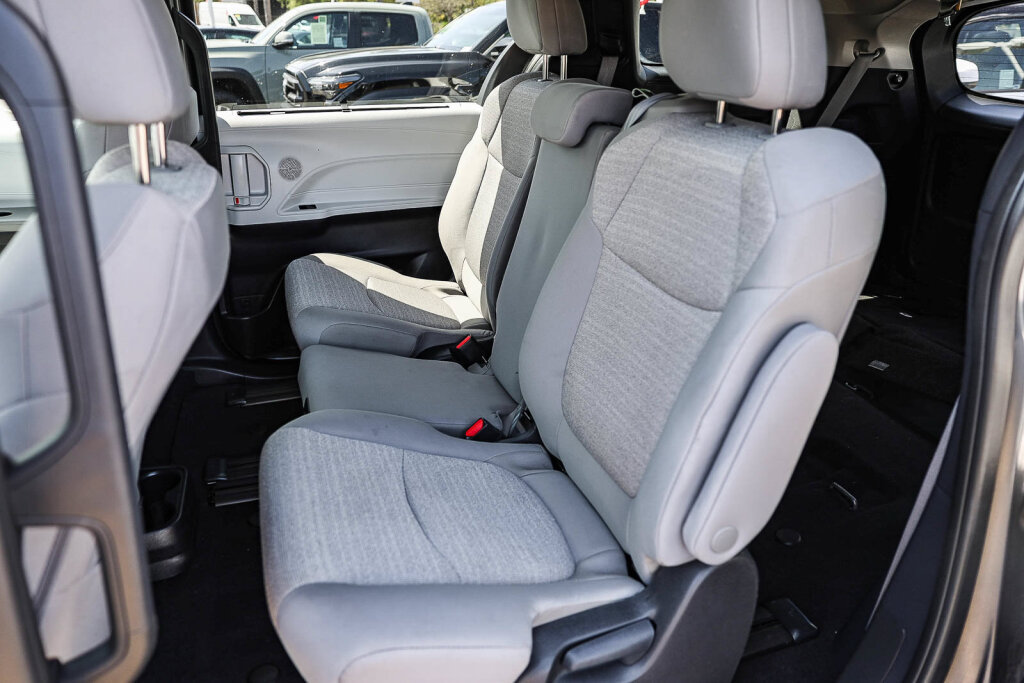 Certified 2025 Toyota Sienna LE FWD image 8