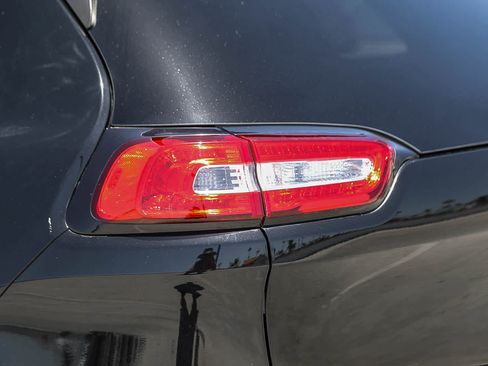 Used 2018 Jeep Cherokee Limited FWD image 9