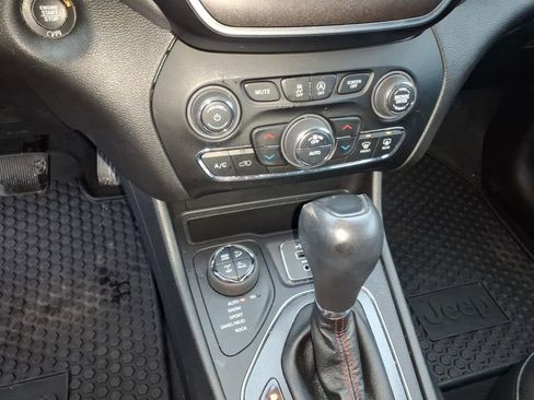 Used 2021 Jeep Cherokee Trailhawk w/ Technology Group AWD/4WD image 18
