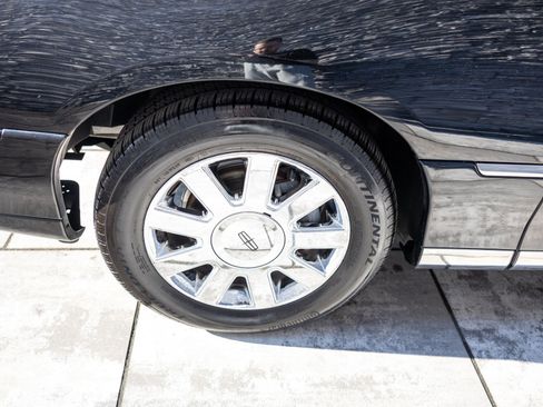 Used 2009 Lincoln Town Car Signature Limited image 13