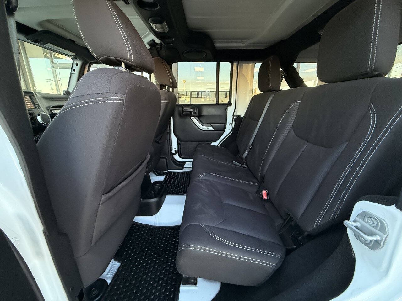 Used 2014 Jeep Wrangler Unlimited Sahara w/ Connectivity Group AWD/4WD image 8