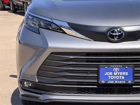 New 2026 Toyota Sienna XLE image 5