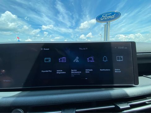 Used 2024 Ford Explorer XLT w/ Equipment Group 202A AWD/4WD image 27