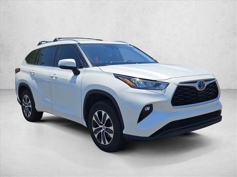 Used 2020 Toyota Highlander XLE FWD image 3