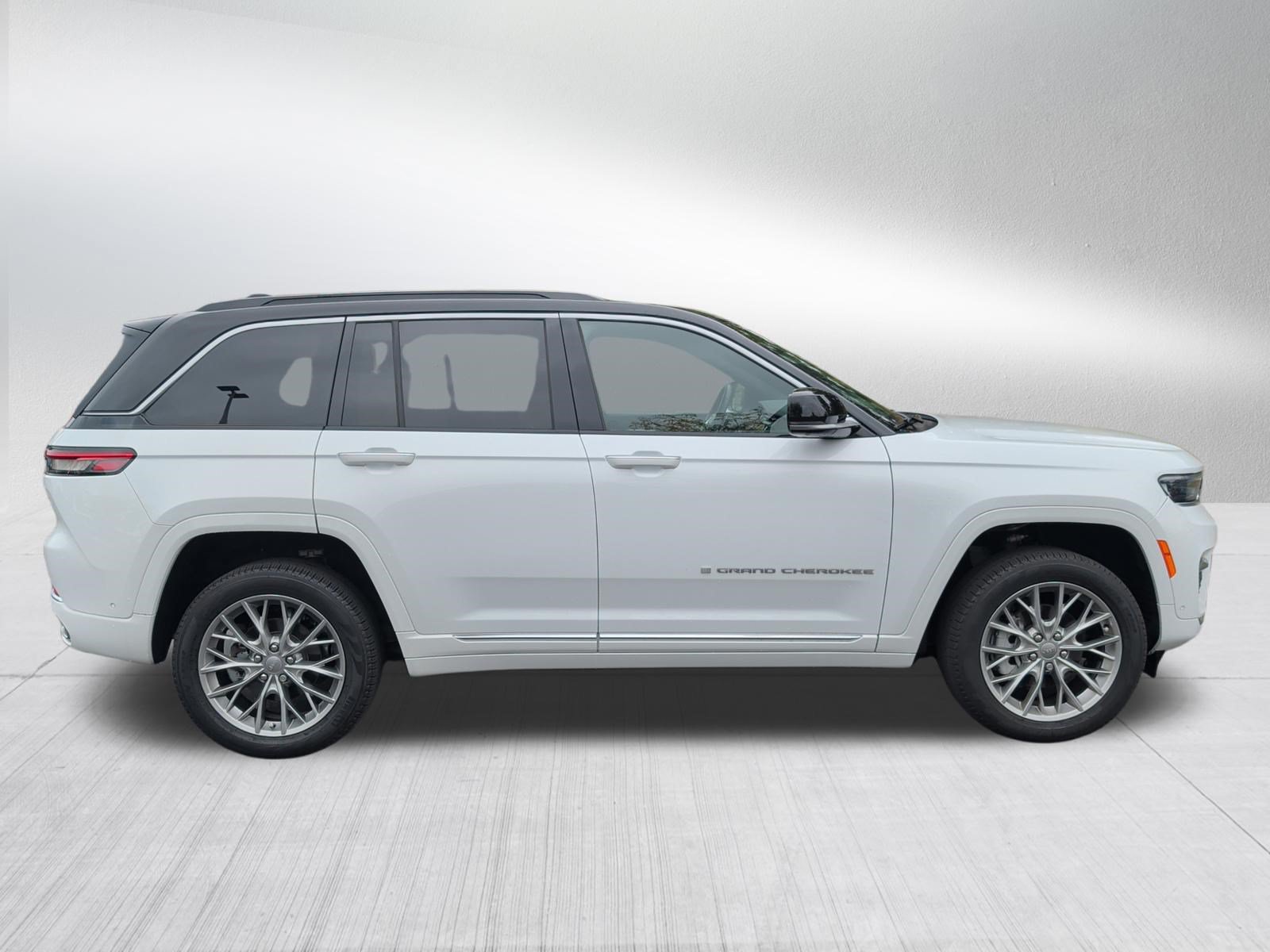 Used 2024 Jeep Grand Cherokee Summit AWD/4WD image 8