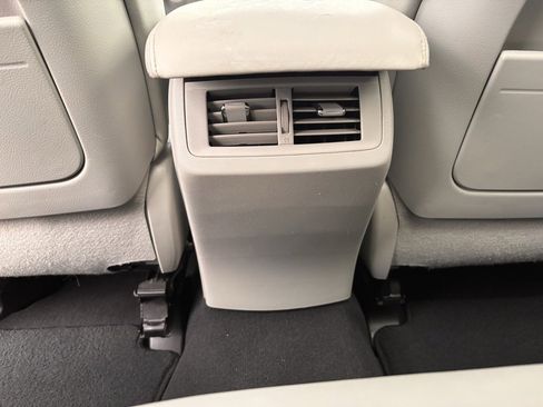 Used 2013 Toyota Venza XLE image 19