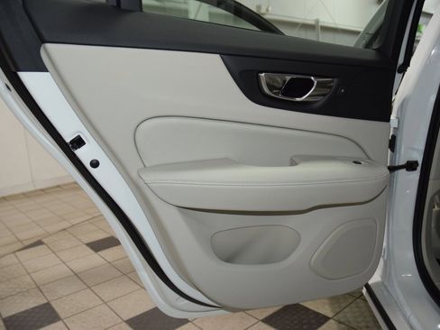 Used 2020 Volvo V60 T5 Momentum w/ Premium Package image 38