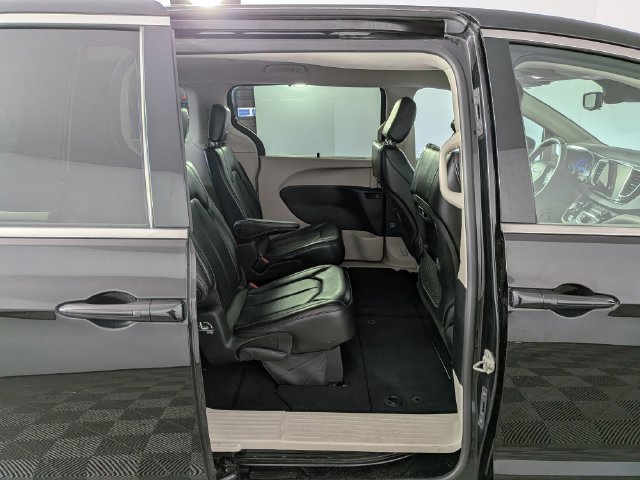 Used 2023 Chrysler Pacifica Touring-L FWD image 33