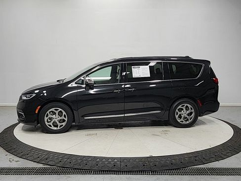 Used 2023 Chrysler Pacifica Limited FWD image 4