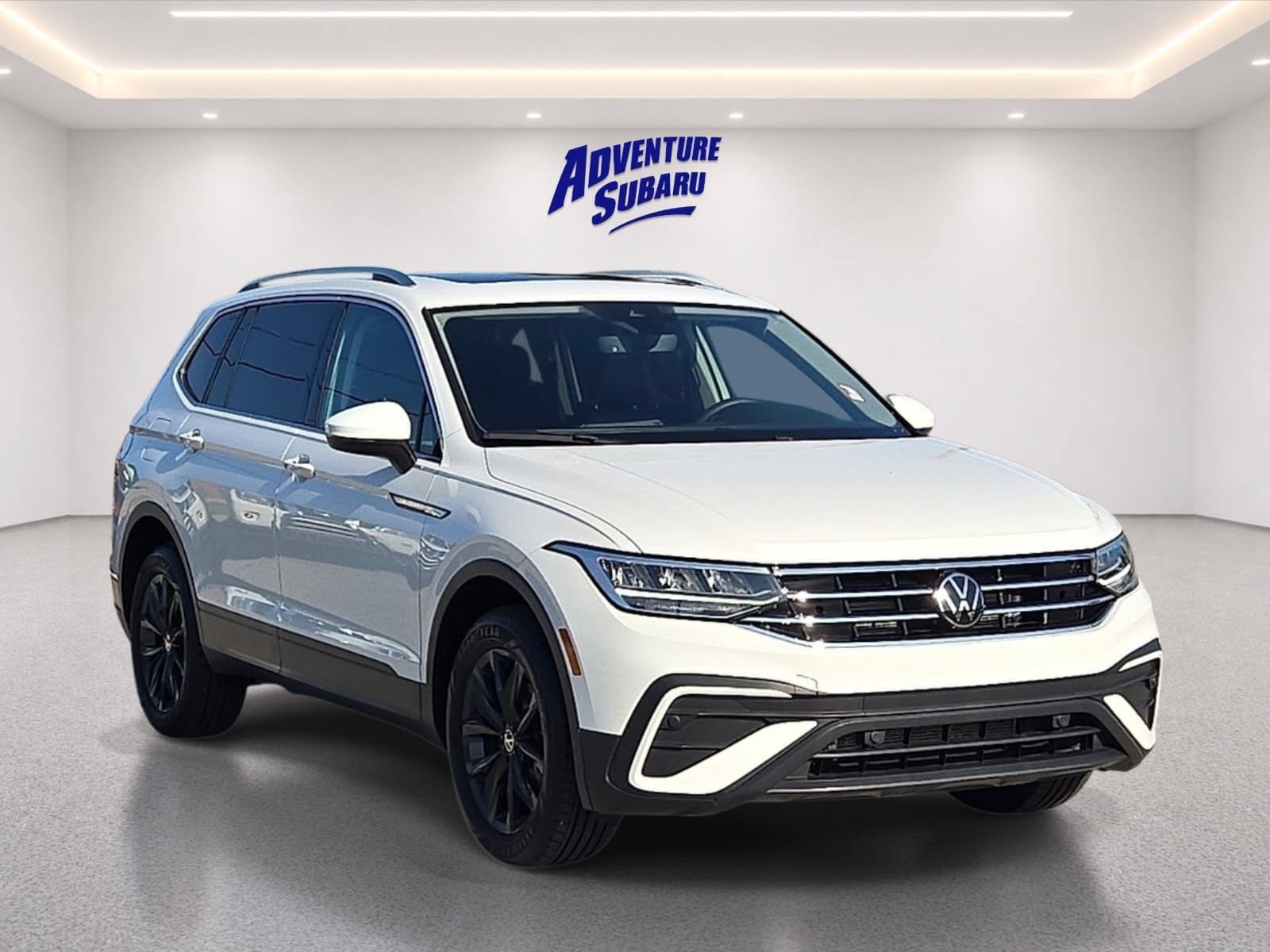 Used 2024 Volkswagen Tiguan SE w/ Panoramic Sunroof Package FWD image 1