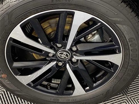 Used 2024 Toyota Corolla Cross XSE image 30