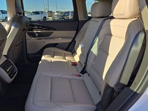 Used 2024 Lincoln Nautilus Premier image 13