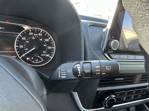 Used 2025 Nissan Rogue S image 28