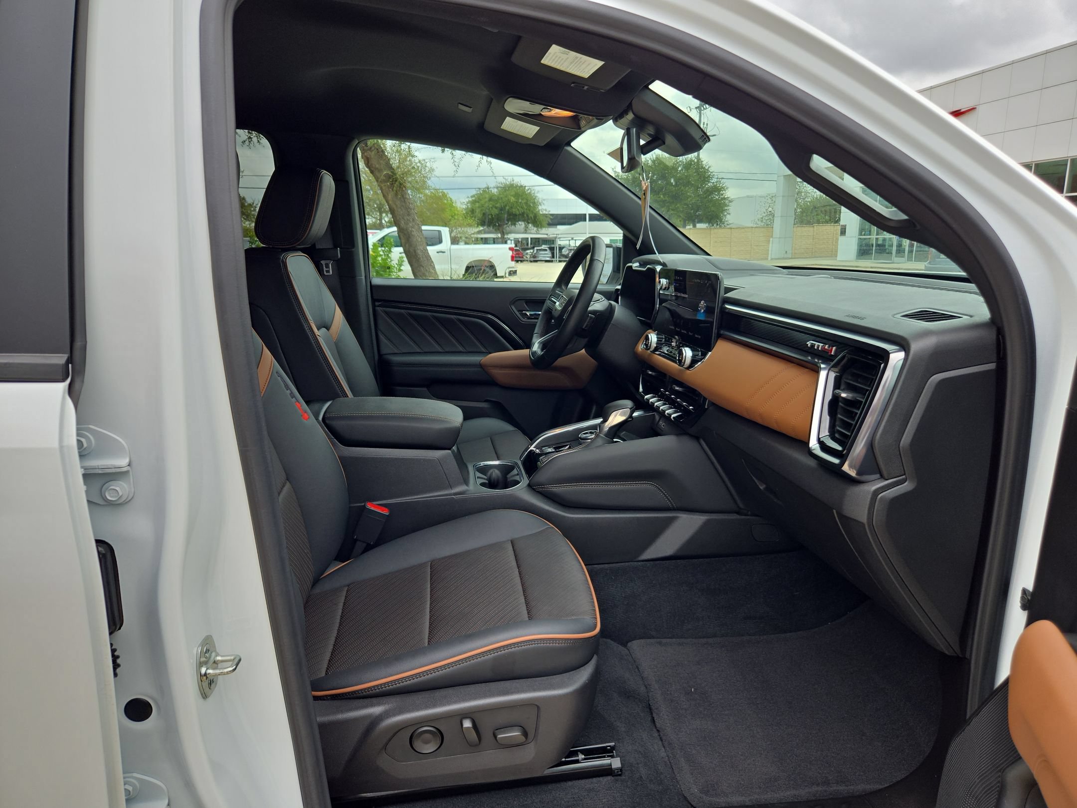 Certified 2025 GMC Canyon AT4 w/ AT4 Premium Package AWD/4WD image 25