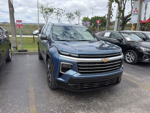 Used 2025 Chevrolet Traverse High Country image 2