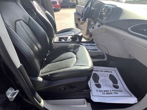 Used 2020 Chrysler Pacifica Touring-L Plus w/ Advanced Safetytec Group image 31