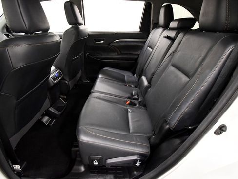 Used 2018 Toyota Highlander Limited w/ Carpet Mat Package (TMS) image 16