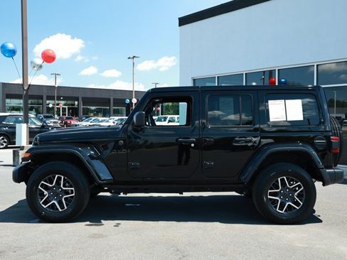 Used 2025 Jeep Wrangler Unlimited Sahara AWD/4WD image 9