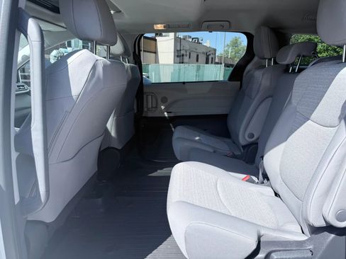 Used 2024 Toyota Sienna LE w/ LE Plus Package AWD/4WD image 18