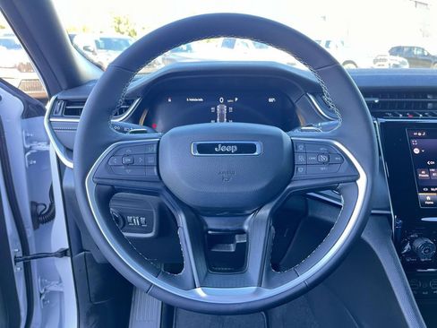 New 2025 Jeep Grand Cherokee Altitude image 15