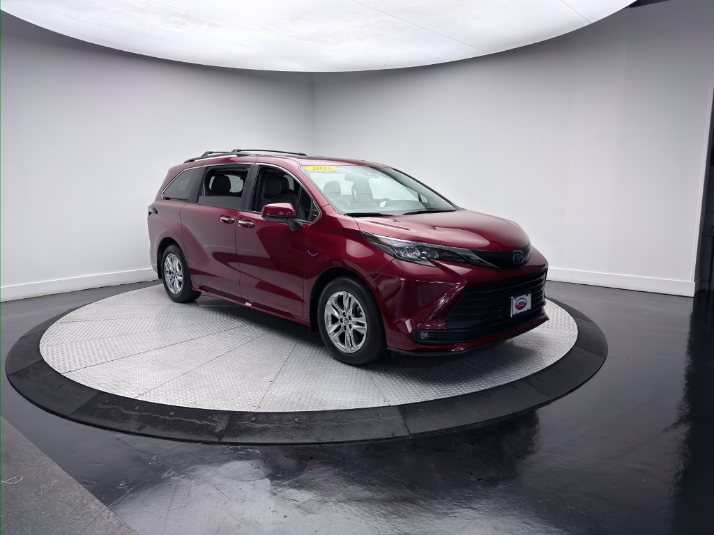 Used 2025 Toyota Sienna XLE w/ XLE Plus Package AWD/4WD image 3