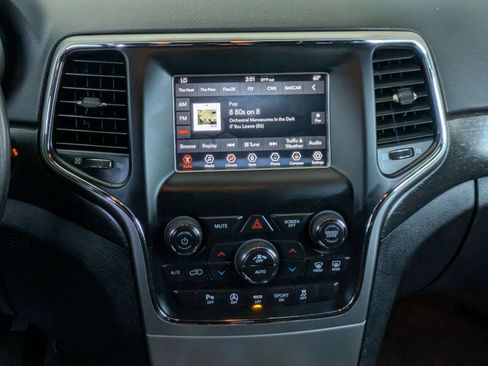Used 2018 Jeep Grand Cherokee Laredo RWD image 18