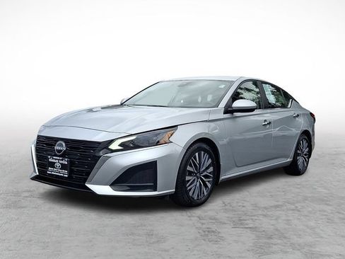 Used 2024 Nissan Altima 2.5 SV w/ SV Premium Package FWD image 3