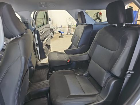 Used 2023 Ford Explorer XLT AWD/4WD image 15