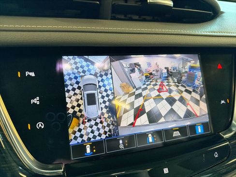 Used 2021 Cadillac XT6 Premium Luxury image 16