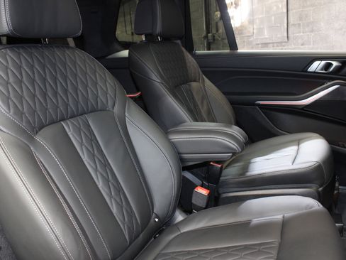 Used 2024 BMW X7 xDrive40i w/ Climate Comfort Package image 46