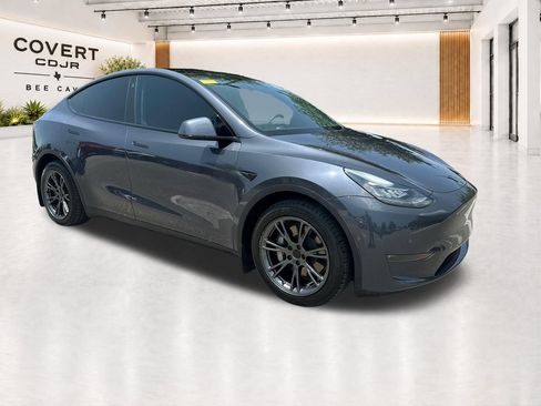 Used 2022 Tesla Model Y Long Range AWD/4WD image 1