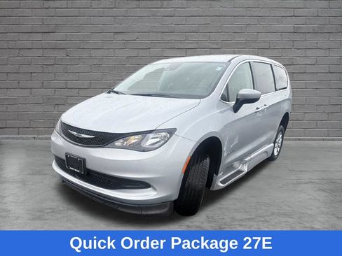 Used 2023 Chrysler Voyager LX FWD image 3
