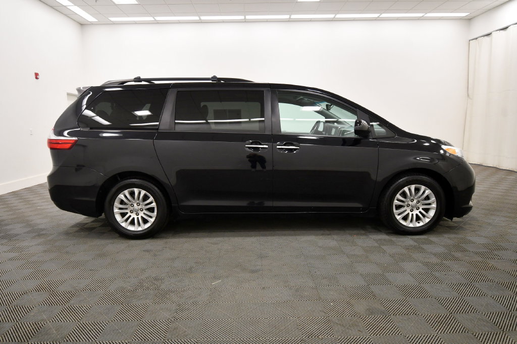 Used 2017 Toyota Sienna XLE Premium FWD image 9