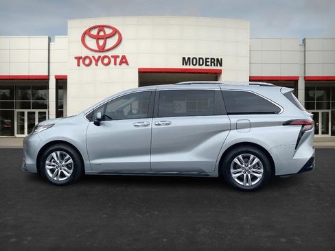 Used 2021 Toyota Sienna Limited image 7