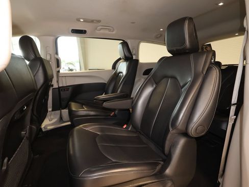 Used 2023 Chrysler Pacifica Touring-L FWD image 20
