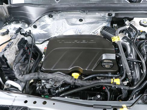 Used 2025 Chevrolet Trax RS w/ Sunroof Package FWD image 30