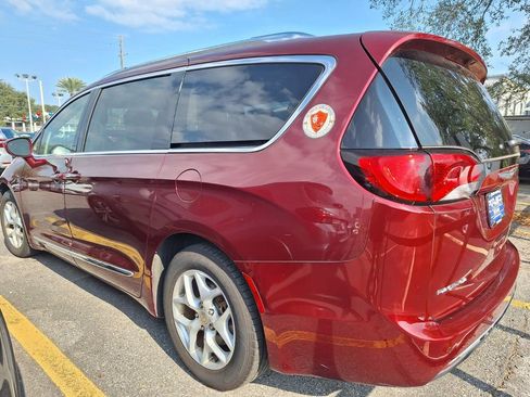 Used 2017 Chrysler Pacifica Touring-L Plus w/ Tire & Wheel Group image 4