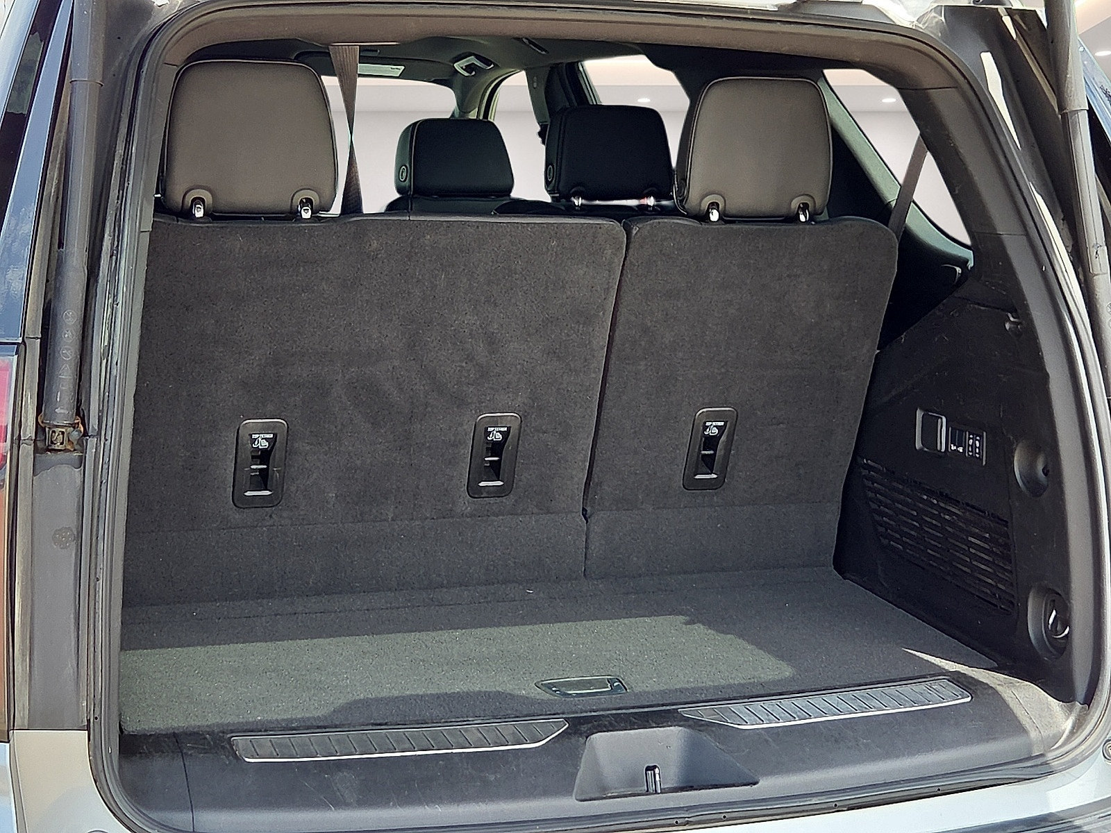 Used 2024 Chevrolet Tahoe Premier RWD image 8