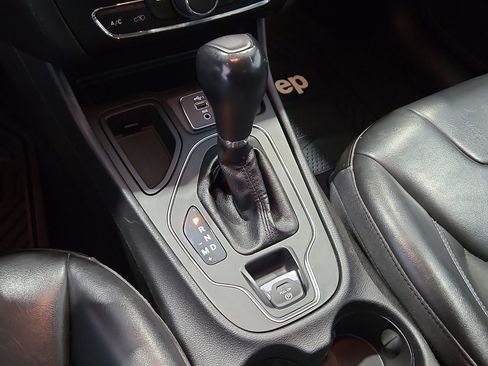 Used 2020 Jeep Cherokee Latitude Plus image 12