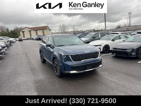 Certified 2025 Kia Sorento S w/ Panoramic Sunroof Package image 3