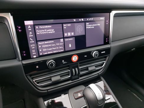 Certified 2025 Porsche Macan image 22