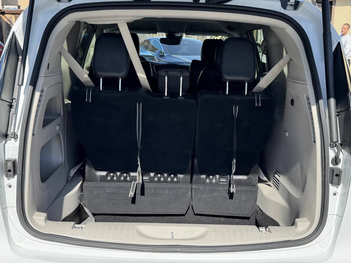 Used 2023 Chrysler Pacifica Touring-L FWD image 9